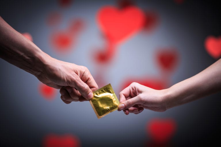 Por perforar los condones de sus parejas, sentencia a mujer en Alemania
