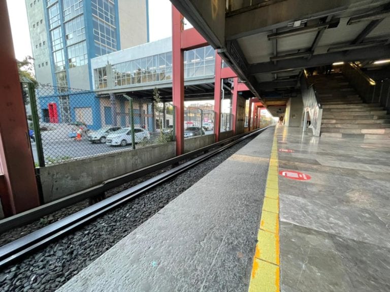 Hasta 20 minutos de retraso en el servicio de trenes produce un usuario en la zona de vías