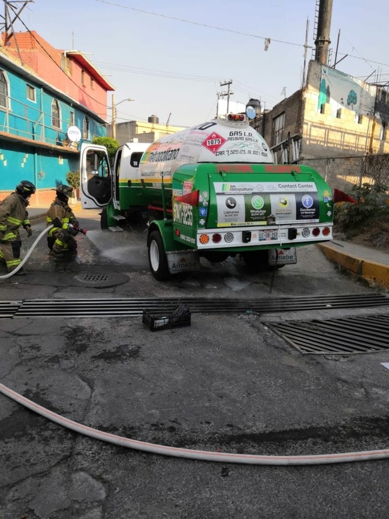 Protección CIvil y Bomberos de Tlalnepantla controlan fuga de gas en una pipa que contenía 5 mil litros del combustible