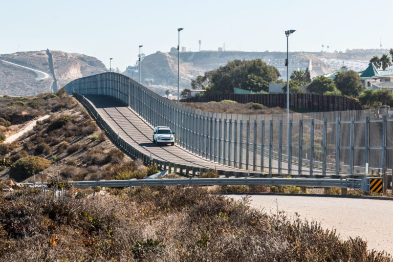 Investigan muerte de mexicana en muro fronterizo