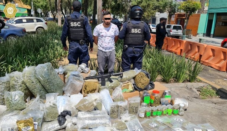 Detienen en la Col. Morelos a un sujeto con 120 KG de marihuana y un arma larga