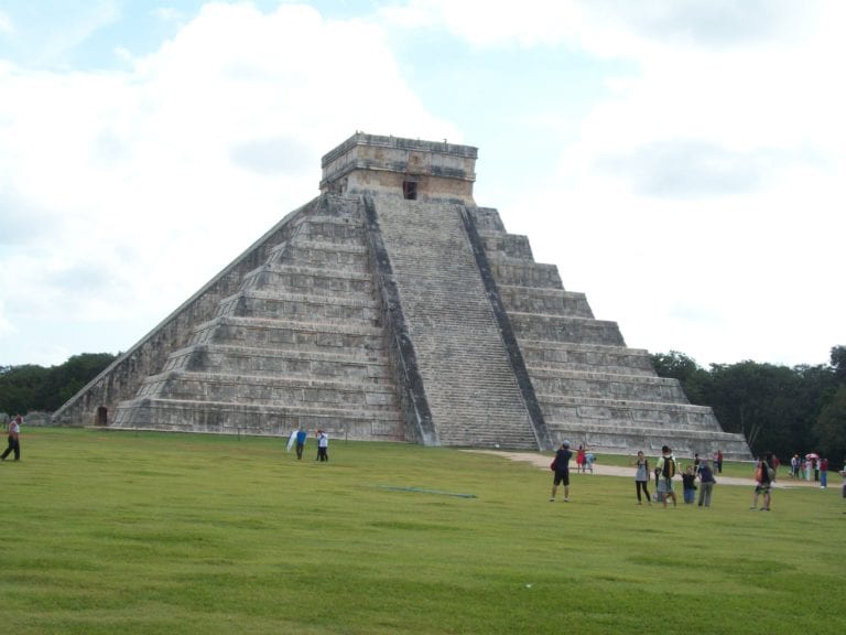 Pobladores realizan bloqueos a Chichén Itzá, en contra del director de la zona arqueológica