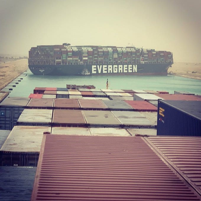 Continúan los trabajos para retirar el buque Ever Given que bloquea el Canal de Suez 