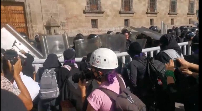 30 mujeres policías y dos civiles lesionadas es el saldo de la marcha feminista de este viernes