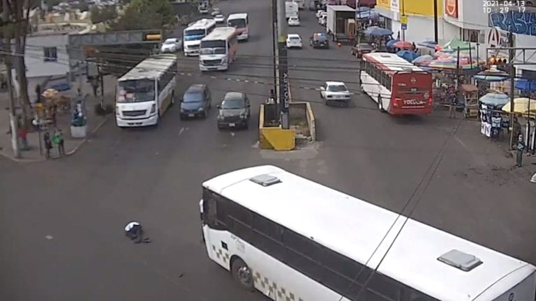 Autobús de transporte público atropella a policía de tránsito