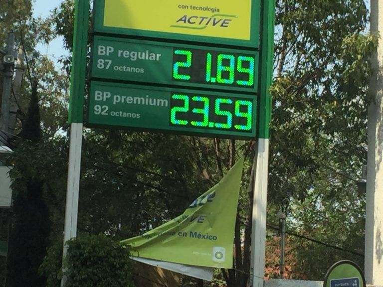 El litro de gasolina se mantendrá arriba de 20 pesos
