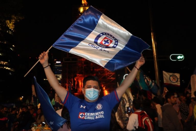 Miles de aficionados del Cruz Azul se dieron cita en el Ángel de la Independencia para festejar