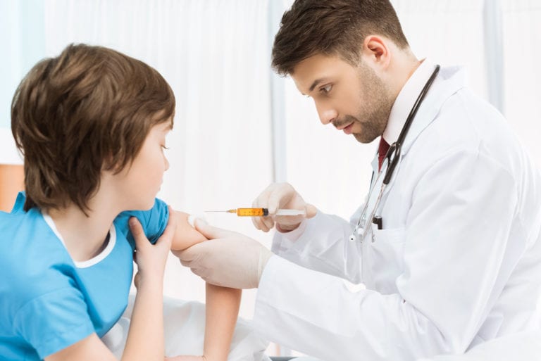 Por unanimidad los CDC de Estados Unidos recomendó vacunar contra Covid-19 a los menores de edad con el biológico de Pfizer