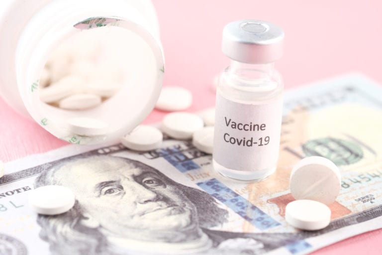Polacos quieren cobrar por aplicar la vacuna anticovid