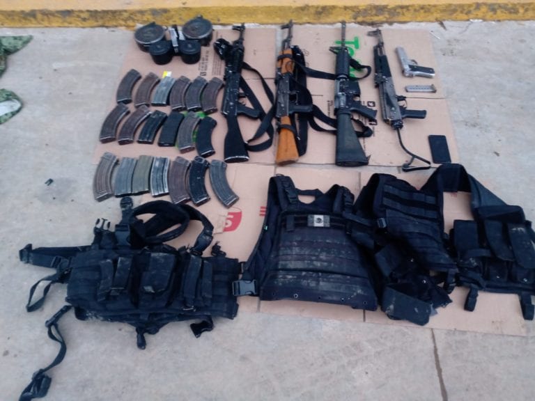 Elementos de la Guardia Nacional localizan armas en un vehículo abanado en una tienda