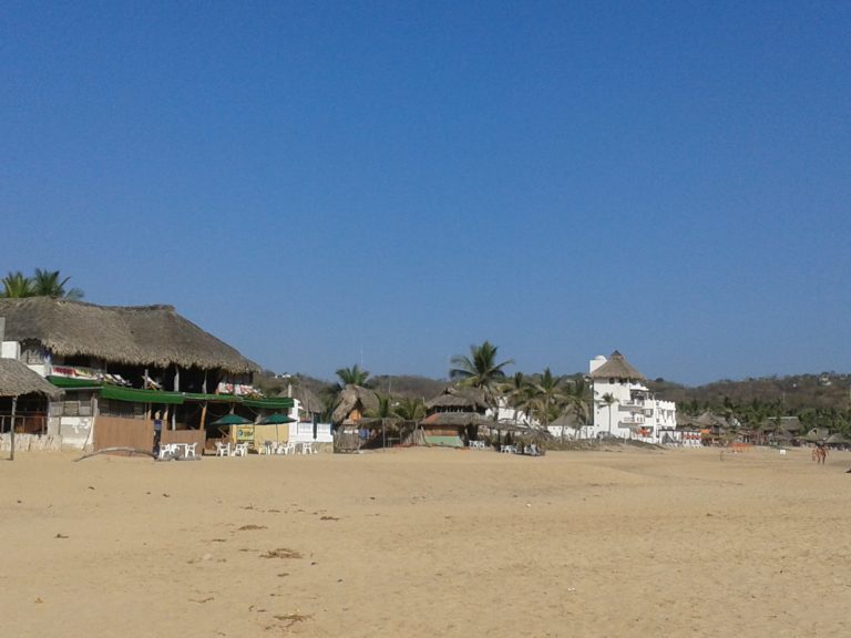 Playas de Oaxaca son afectadas por “mar de fondo”