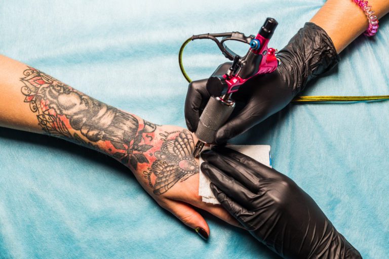 La Unión Europea prohíbe el uso de tintas para tatuaje que contengan elementos químicos