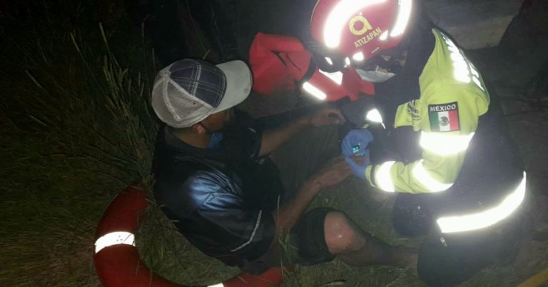 Bomberos de Atizapán rescatan a una persona que estaba ahogándose en la Presa Madin