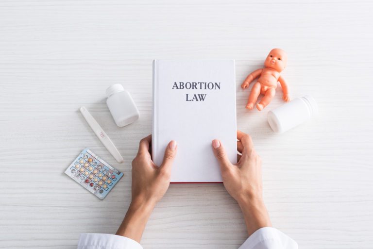 Florida y Kentucky buscan medidas contra prohibición del aborto