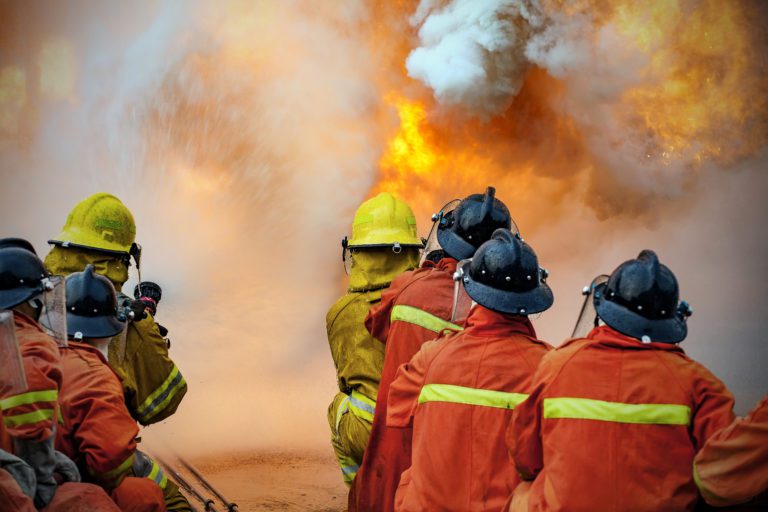 Más de 3 mil bomberos laboran como voluntarios en Chile por incendios