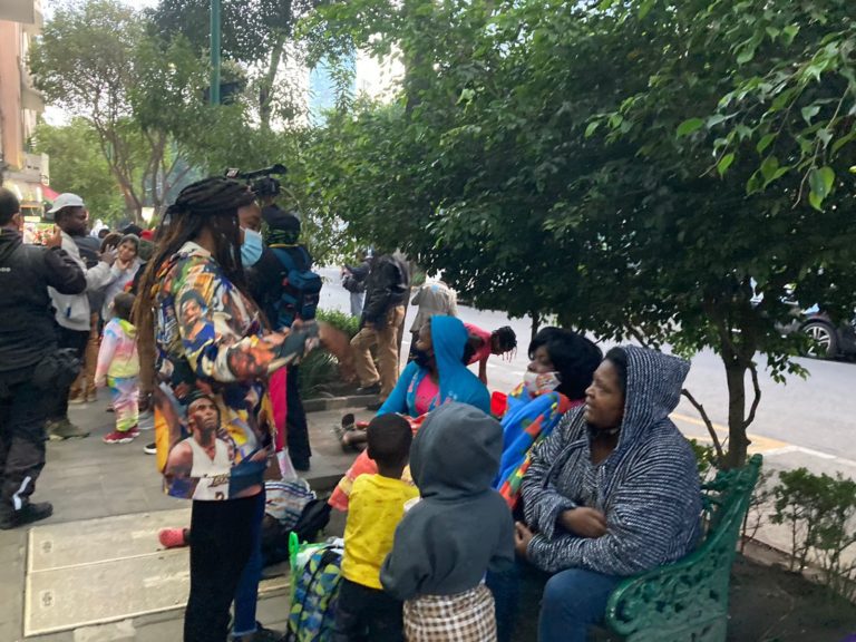 Cientos de haitianos buscan asilo en México en lo que pueden llegar a USA