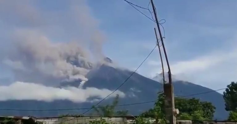 Volcán de Fuego, en Guatemala, entra en erupción