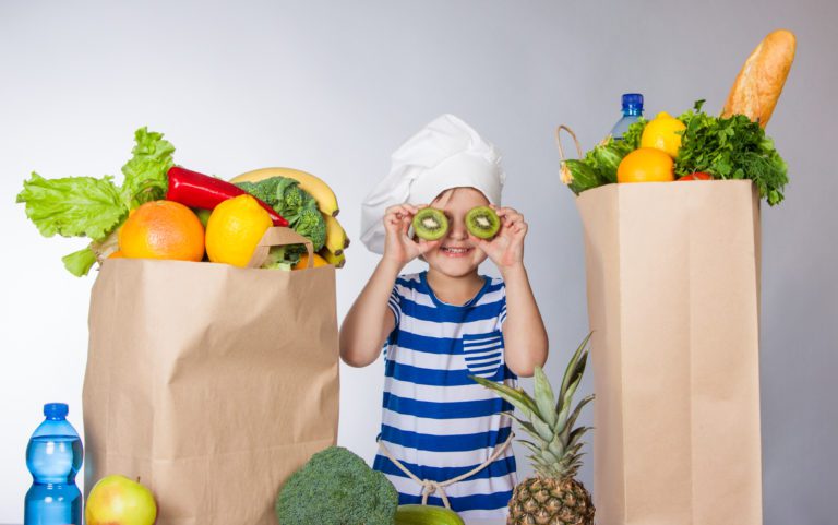 Niños que comen más frutas y verduras tienen una mejor salud mental