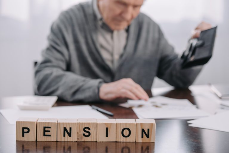 Inicia la entrega de tarjetas de pensión a adultos mayores