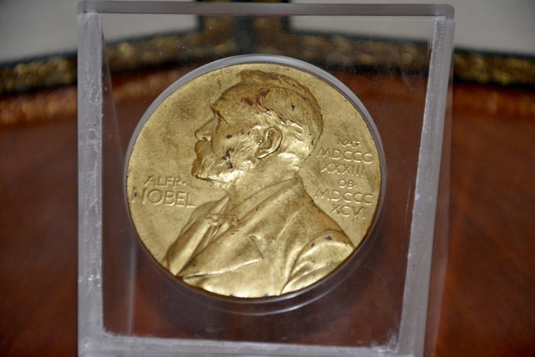 Tres estadounidenses ganan el Premio Nobel de Economía