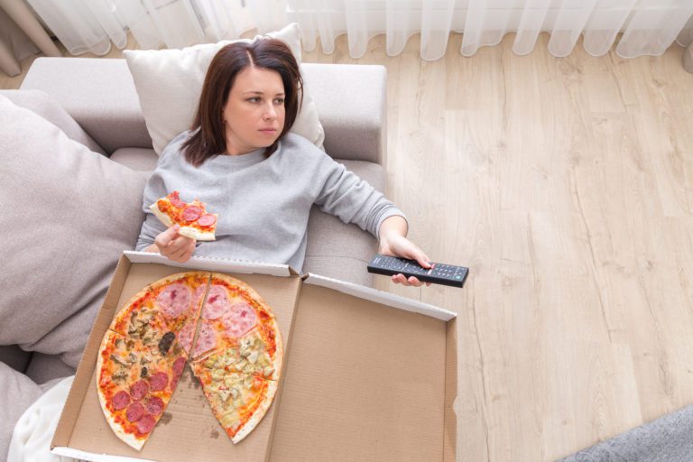 Comer al mismo tiempo que ves la televisión puede ser un riesgo para tu salud