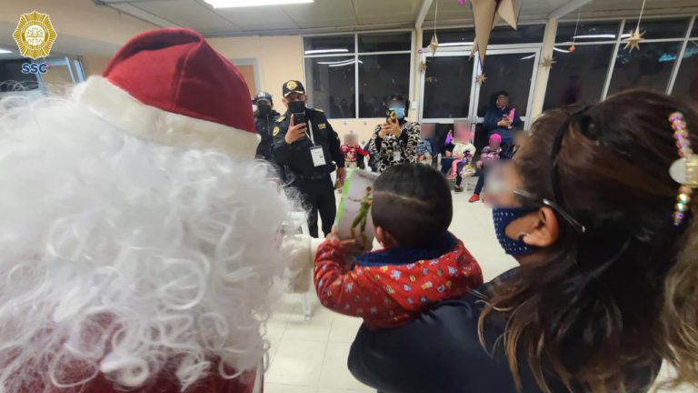 Santa visitó a los niños que se encuentran con sus mamás en Santa Martha Acatitla