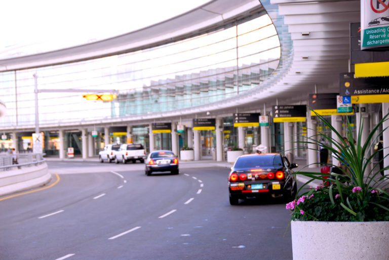 Sí o no a los taxis por aplicación en el nuevo aeropuerto de Santa Lucía