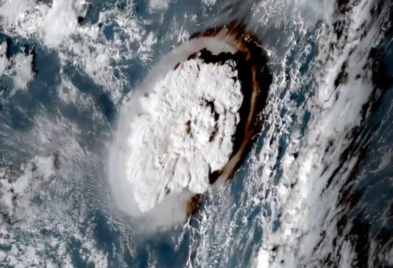 Países del Pacífico Sur en alerta por tsunami provocado por erupción de volcán submarino en isla de Tonga