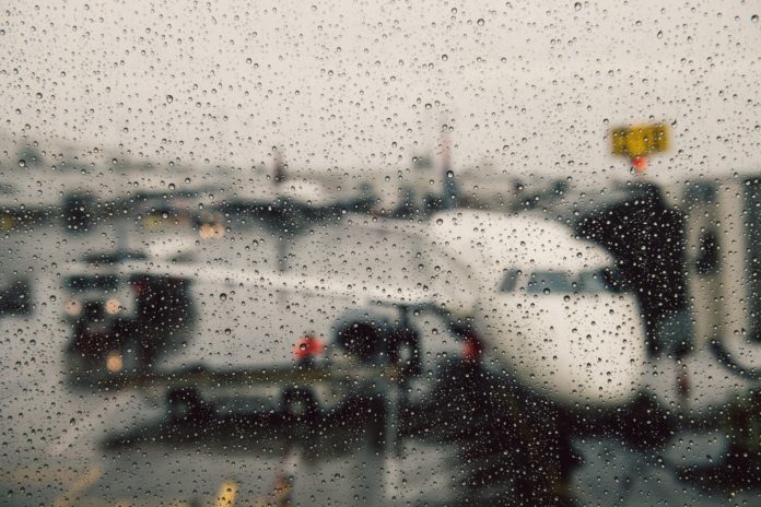 avión, cancelación vuelo , condiciones climáticas