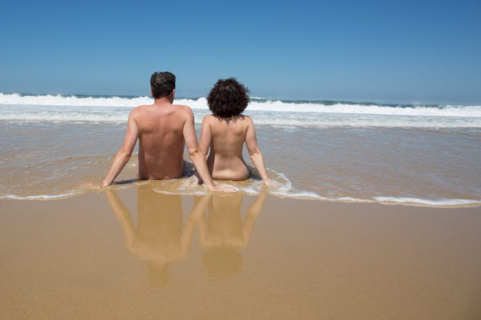 playa-desnudo-nudista-pareja