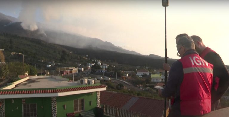 Pobladores afectados por la erupción del volcán Cumbre Vieja inician el regreso a su hogar