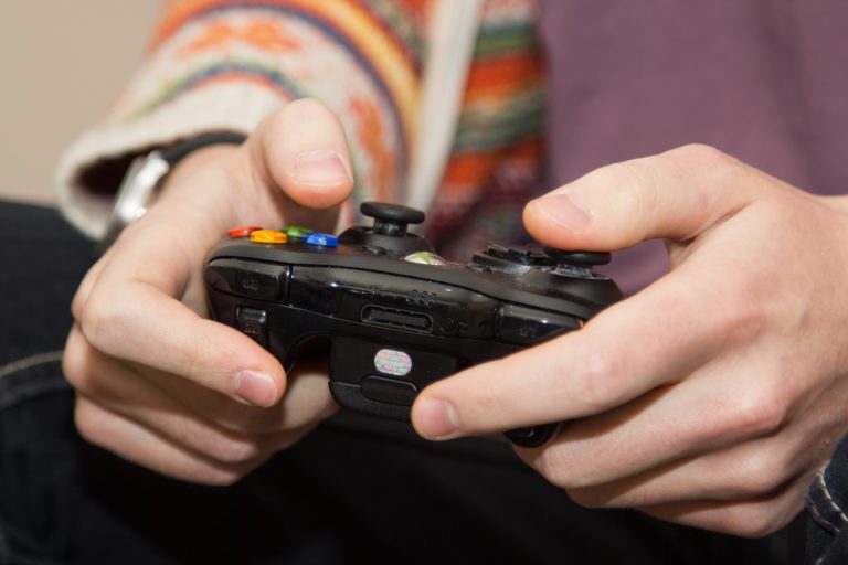 Buscan que sea delito la venta de videojuegos violentos a menores de edad