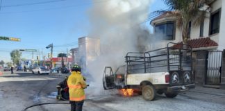 Bomberos apagan incendio de camioneta