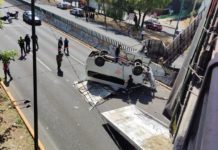 Cae camioneta del transporte público de puente