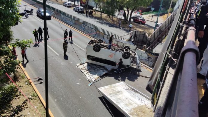 Cae camioneta del transporte público de puente