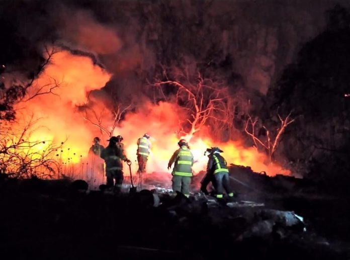 Se registra fuerte incendio de pastizal en Tlalnepantla