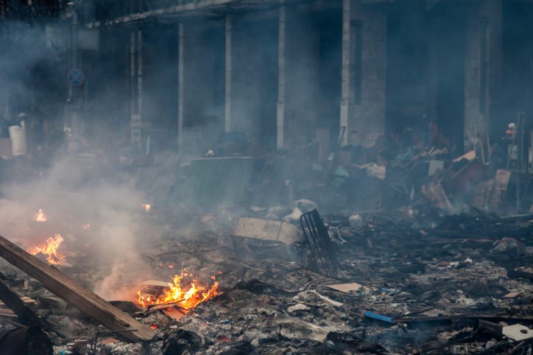 En medio de los ataques rusos, continúa la evacuación de civiles en Ucrania