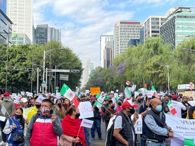 Familiares de internos del penal Neza-Bordo marchan sobre Paseo de la Reforma