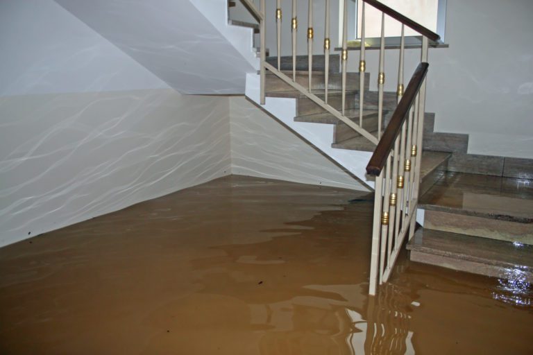 Mega fuga de agua en Monterrey causa inundaciones