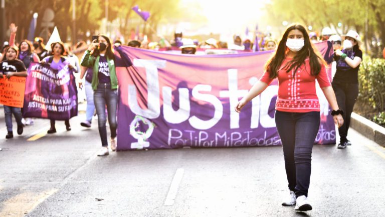 Feministas bloquean Paseo de la Reforma para exigir la liberación de las jóvenes detenidas en la CNDH 