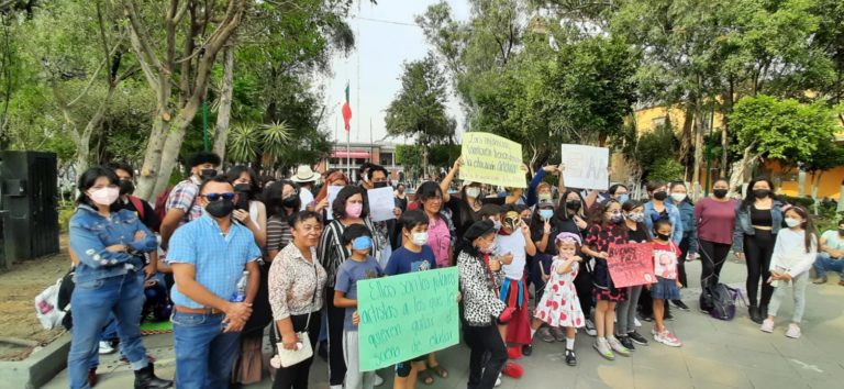 Protestan contra cierre de escuelas de arte en Tlalnepantla
