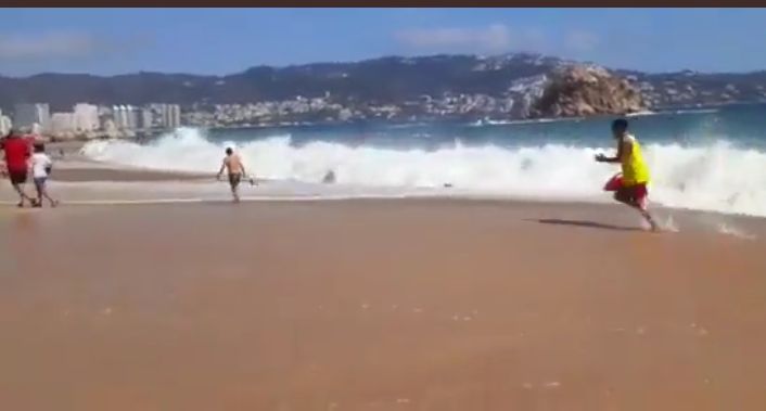 En Acapulco, salvavidas rescatan a turistas de morir ahogados