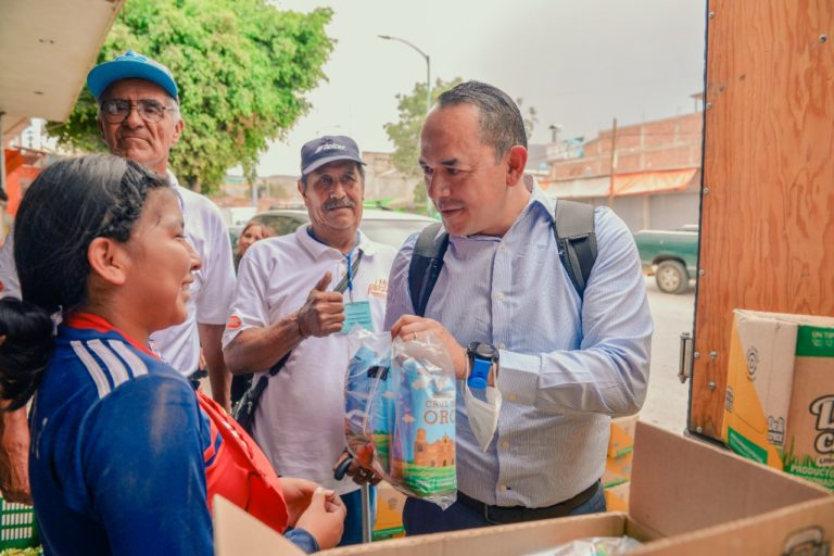 Distribuye Erandi Bermúdez 6 mil litros de leche en tianguis y mercados de León