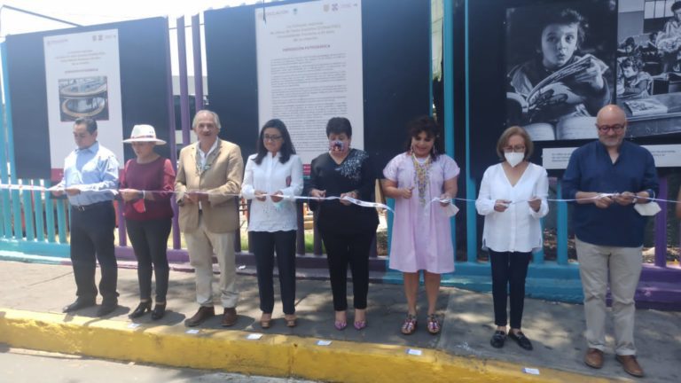 Inauguran en Iztapalapa exposición fotográfica por 63 años del CONALITEG
