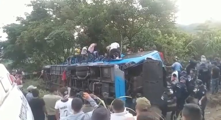 Autobús vuelca con peregrinos a bordo en Chiapas; hay nueve muertos