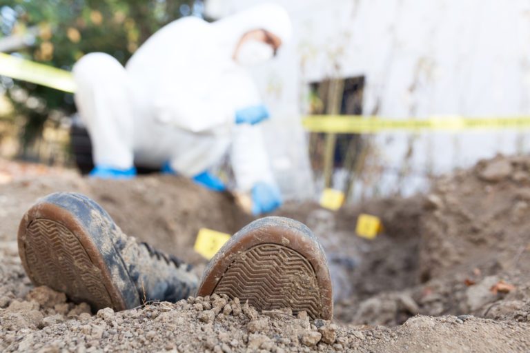 Madres buscadoras encuentran al menos 40 cuerpos en fosa clandestina en Michoacán