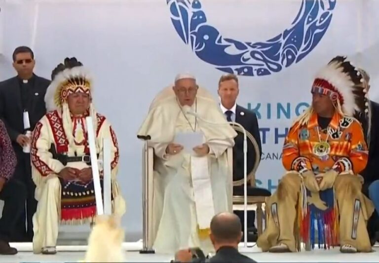 Papa Francisco pide perdón a pueblos indígenas de Canadá