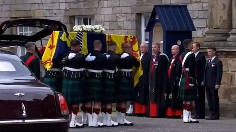 Féretro con los restos de la Reina Isabel II llegan a Edimburgo