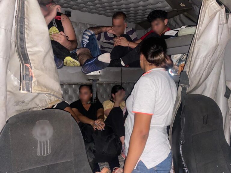 Rescatan a migrantes que eran transportados en un camión de plátanos