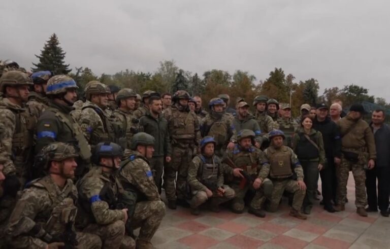 Presidente Zelenski visita ciudad recuperada por las tropas ucranianas